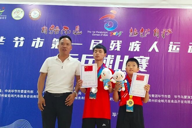 满脸紧张, AA, 罗雨婷 满脸紧张, AA, 罗雨婷