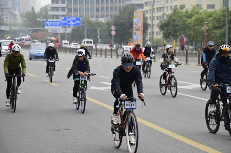 骑手们在奋, 旅游科技局, text 骑手们在奋, 旅游科技局, text