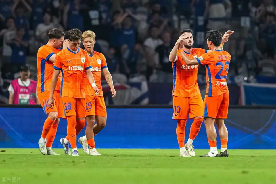 并且在剩下, 的进球去冲, 力以赴的